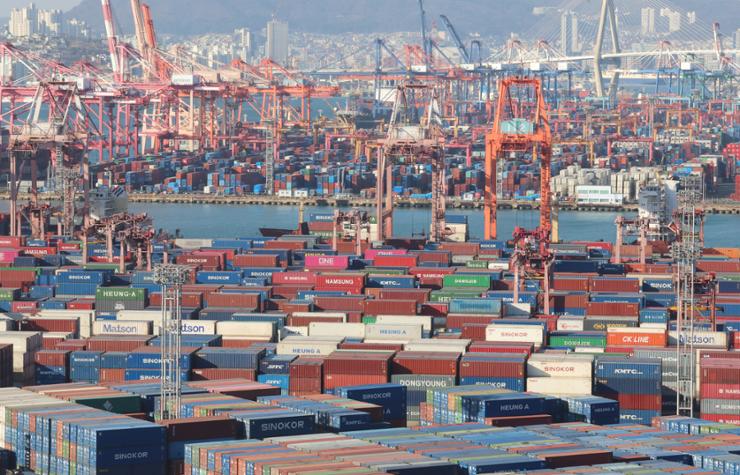 Exports Rise 3.8 % In Jan