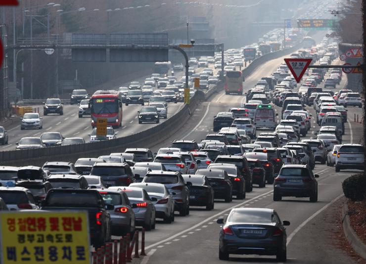 Major Highways Remain Congested On Lunar New Year: Traffic Expected To Ease After Evening